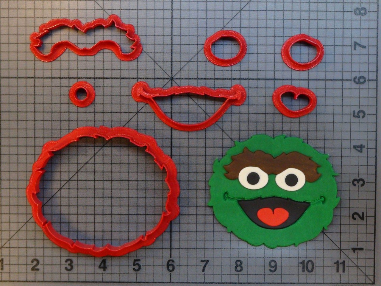 Sesame Street - Oscar the Grouch 266-B939 Cookie Cutter Set
