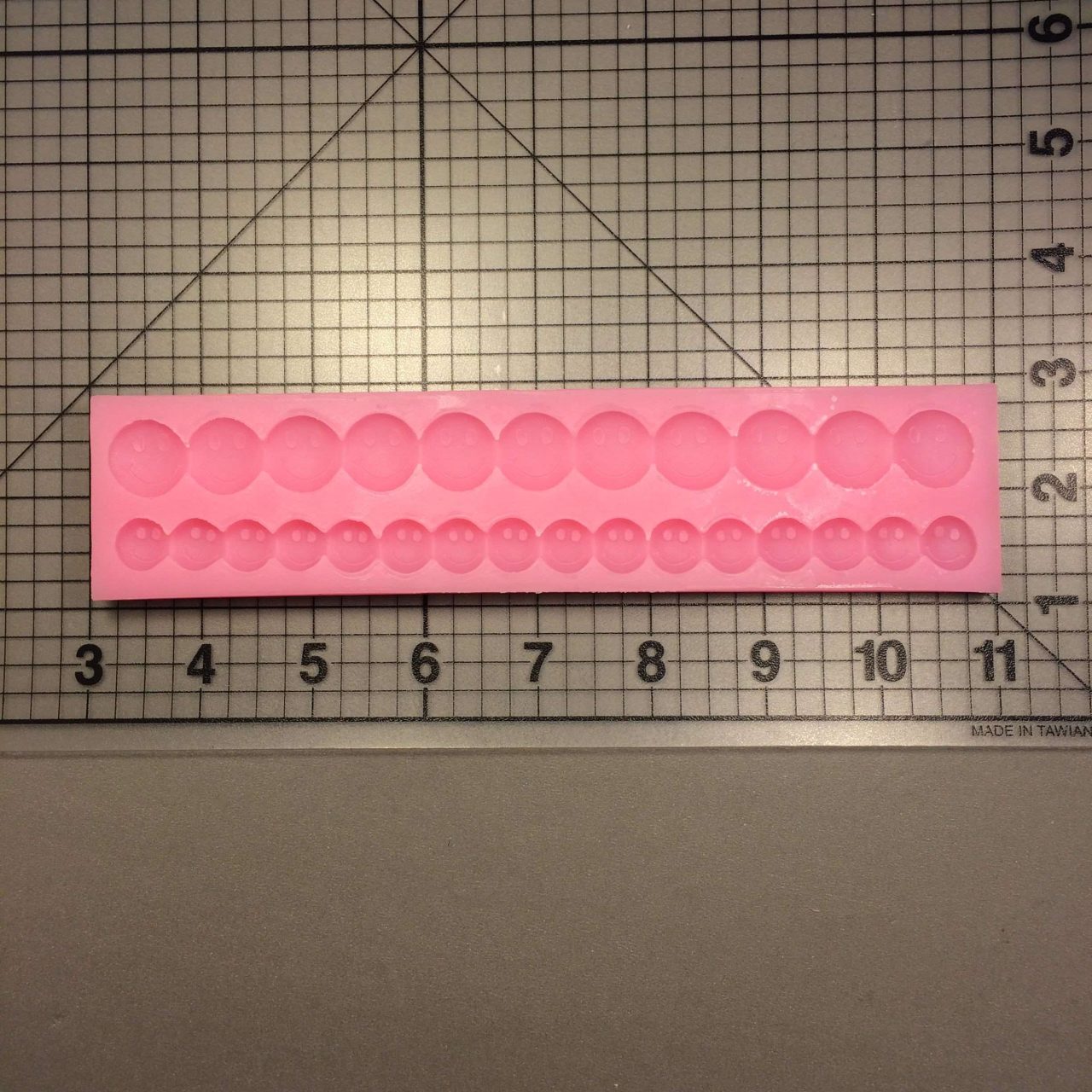 Happy Face Pearl Strand 071 Silicone Mold (1)