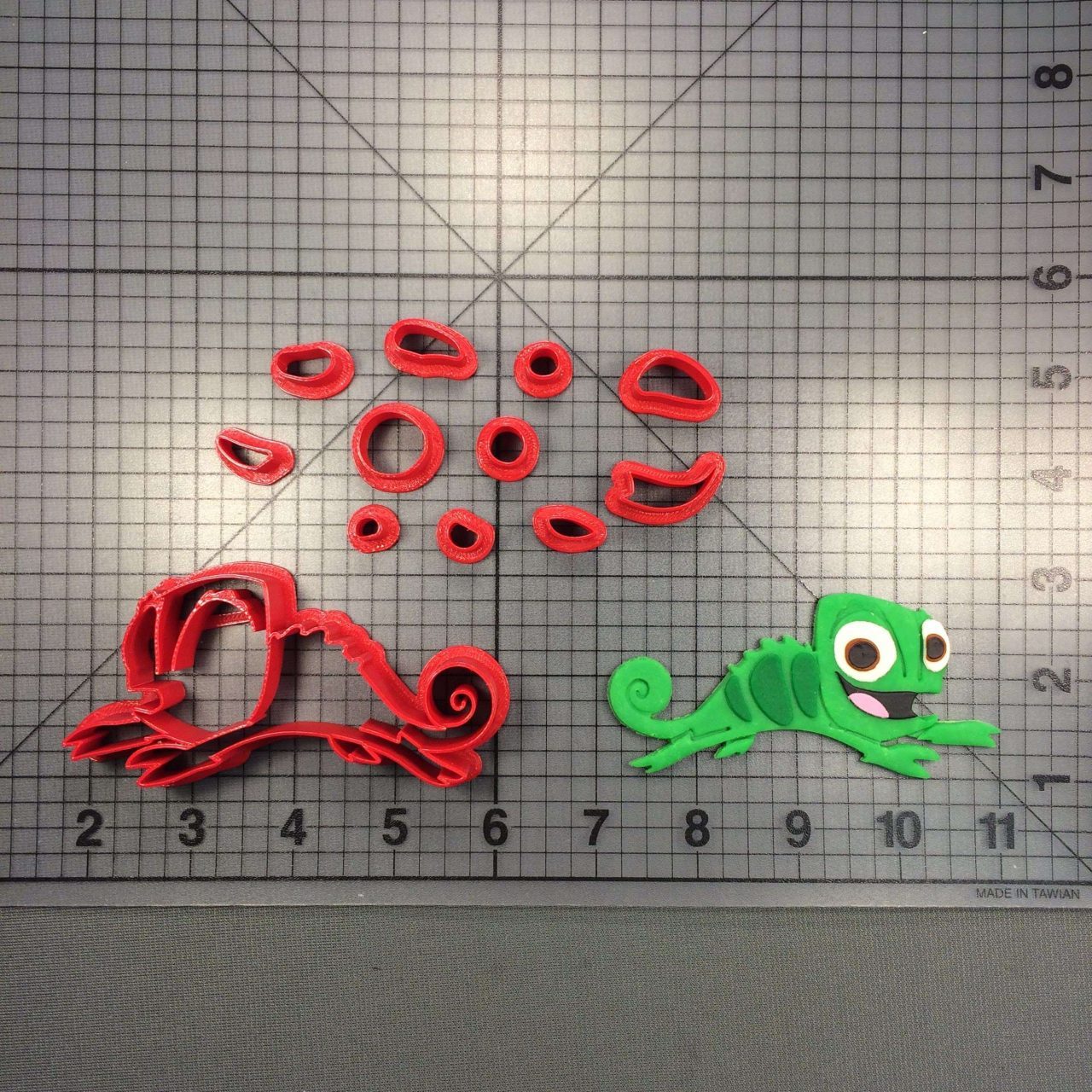 JB_ Tangled- Pascal 266-154 Cookie Cutter Set (Cartoon Character 440 Cookie Cutter Set)