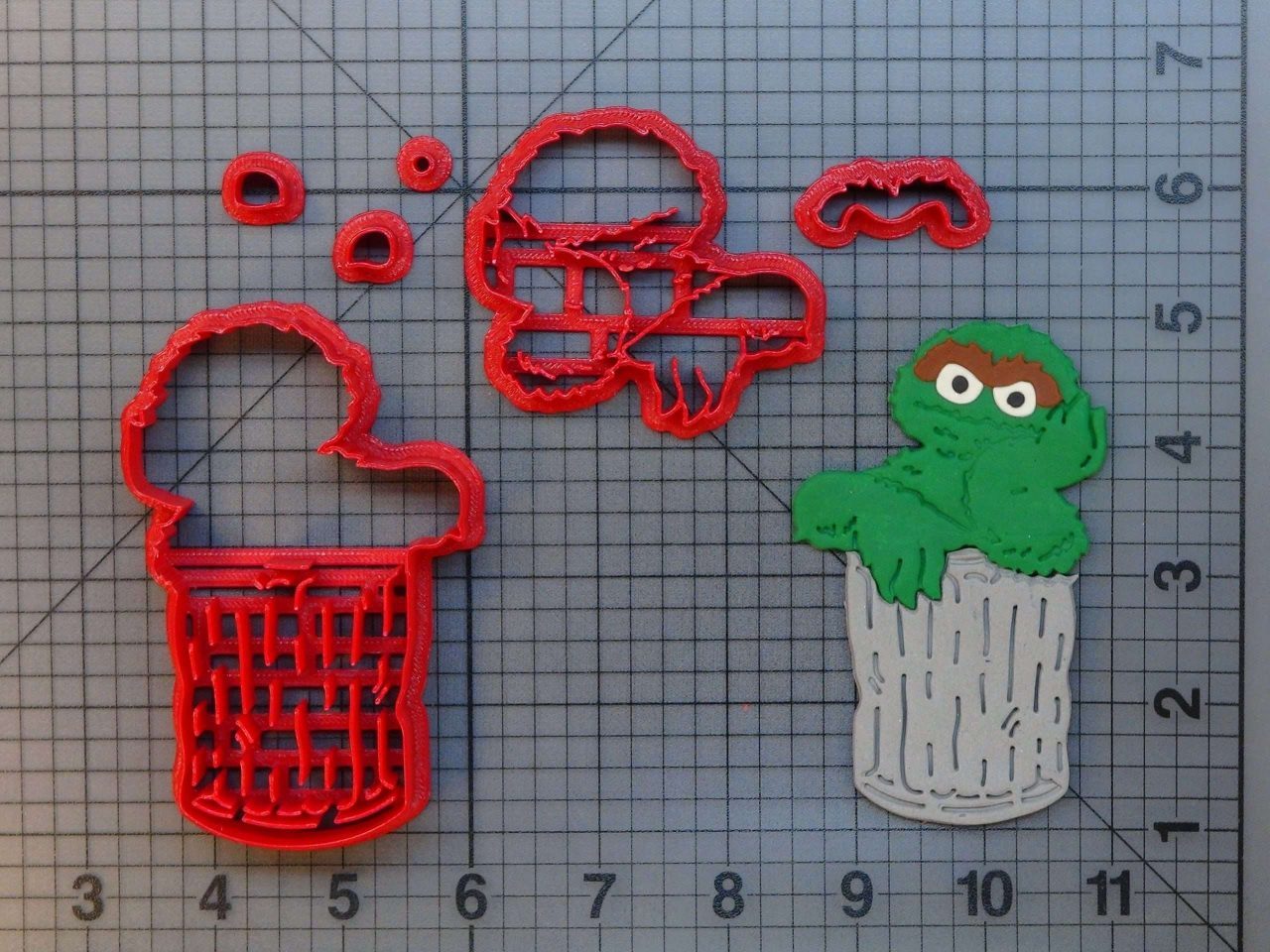 Sesame Street - Oscar The Grouch 266-629 Cookie Cutter Set