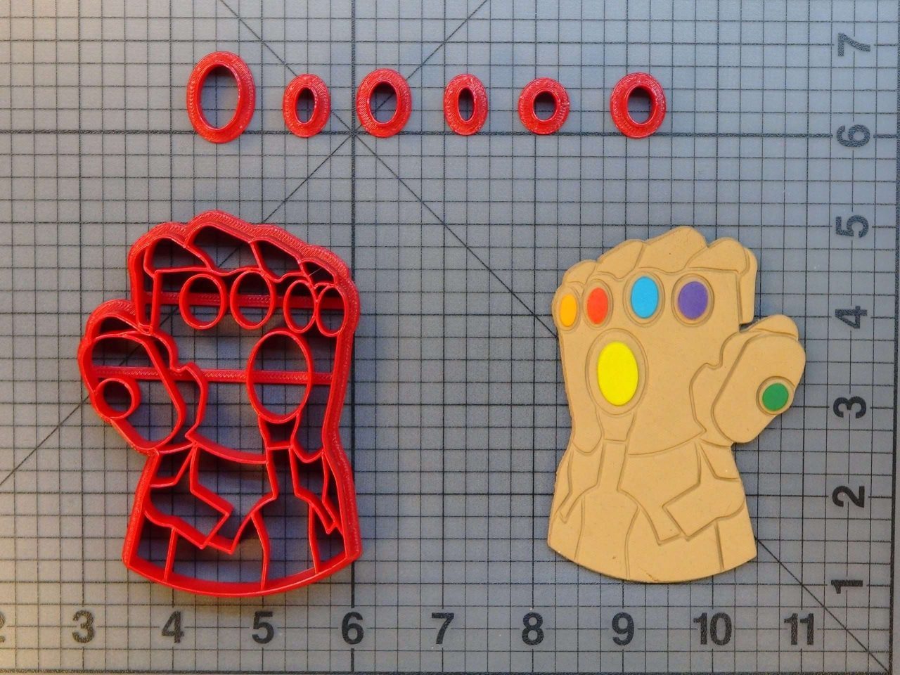 Avengers - Infinity Gauntlet 266-829 Cookie Cutter Set (4 inch)