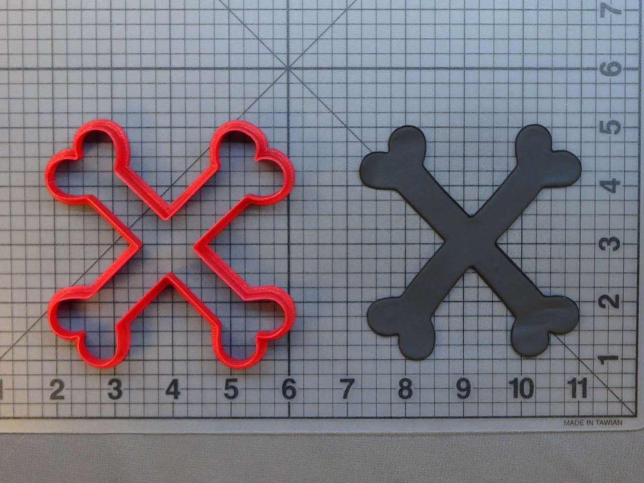 Crossbones 266-709 Cookie Cutter