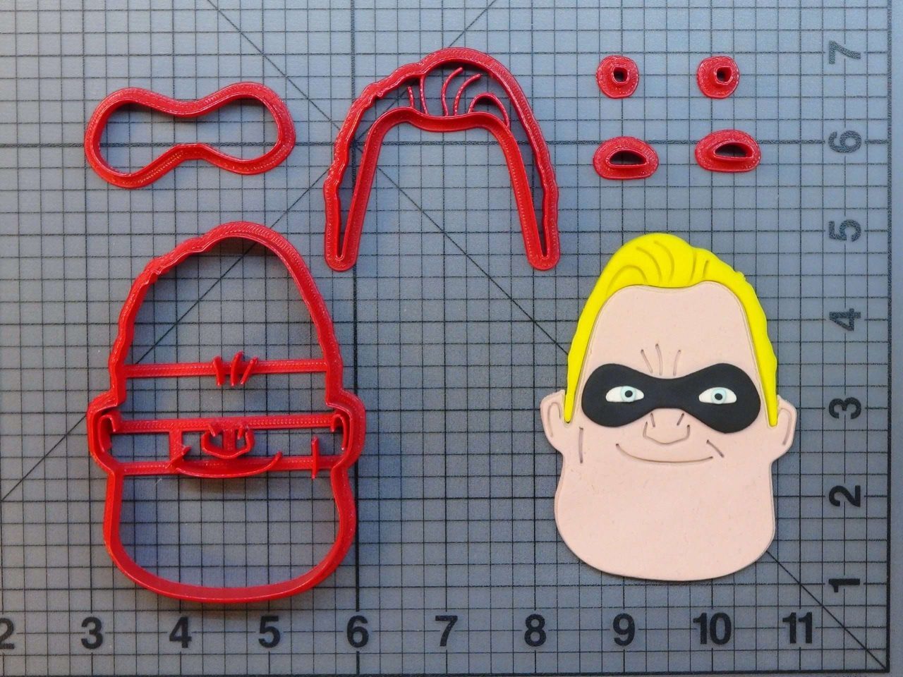 The Incredibles - Robert Parr 266-935 Cookie Cutter Set