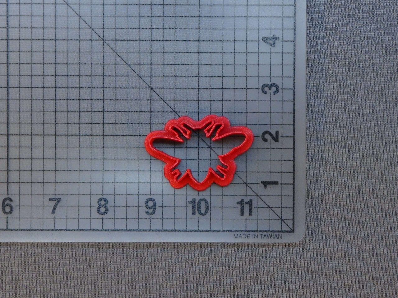 Bee 227-324 Cookie Cutter and Acrylic Stamp - Image 3