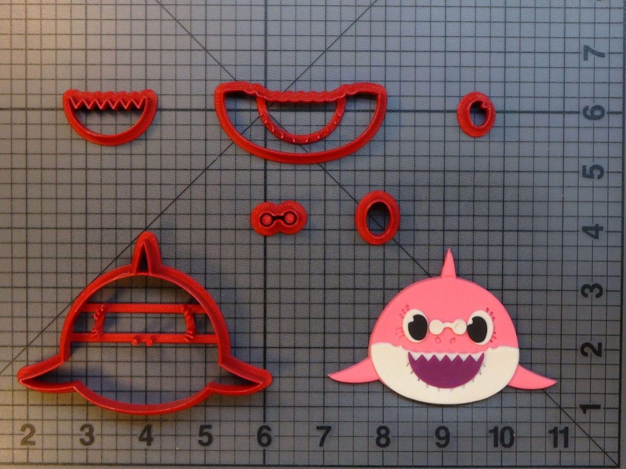 Pinkfong - Grandma Shark 266-A848 Cookie Cutter Set (4 inch)