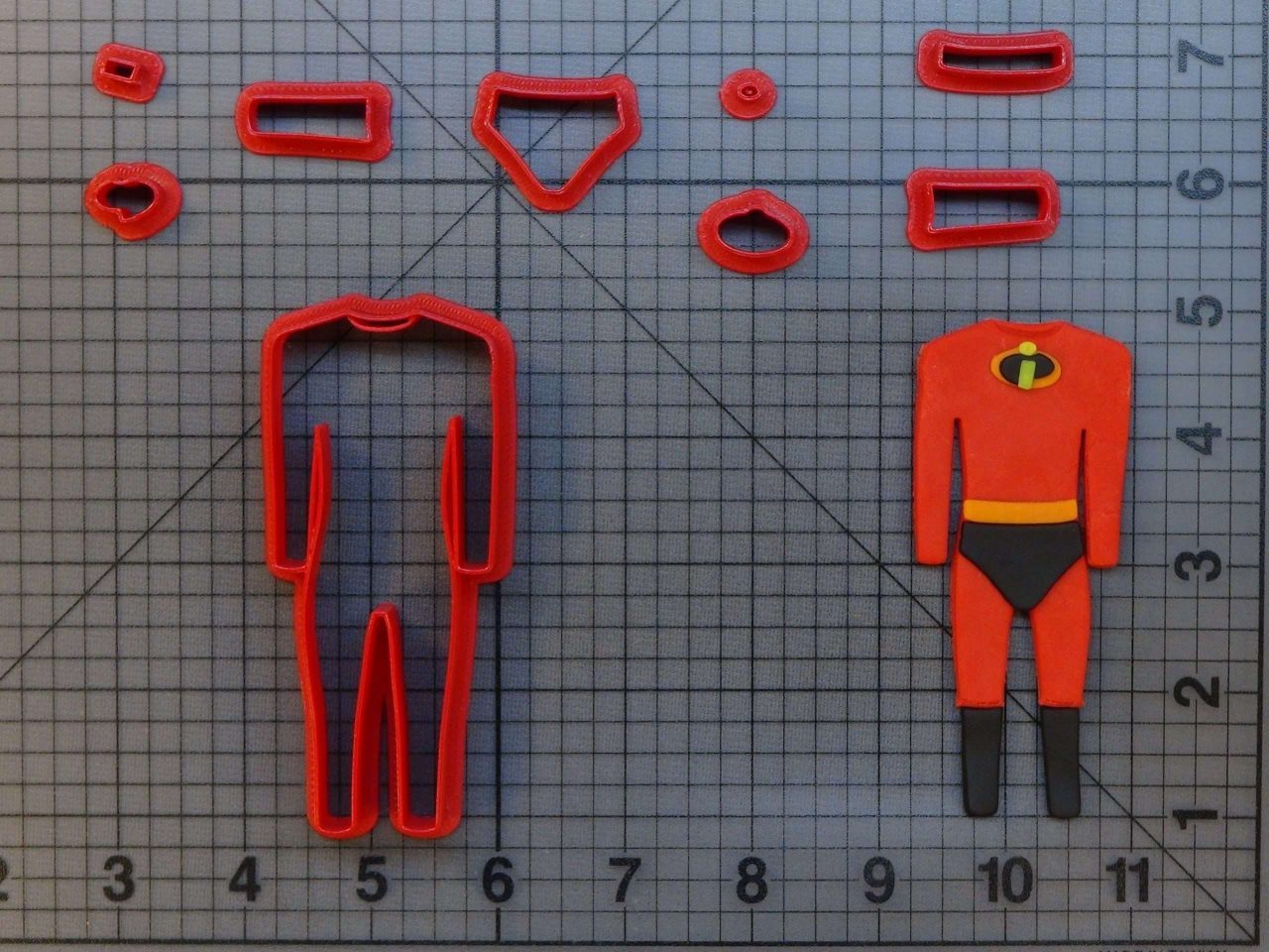 The Incredibles Suit 266-B129 Cookie Cutter Set