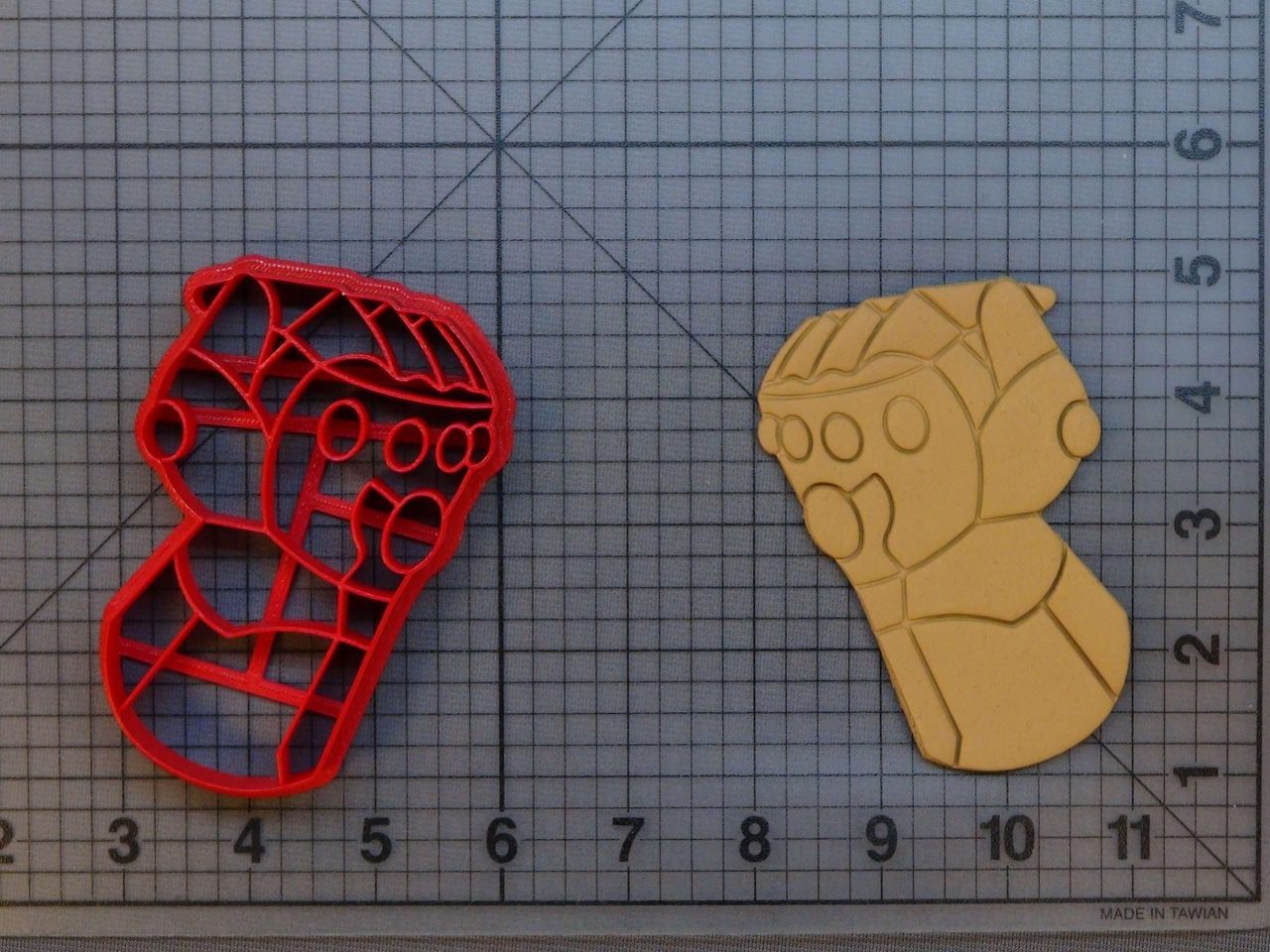 Avengers - Infinity Gauntlet 266-B555 Cookie Cutter