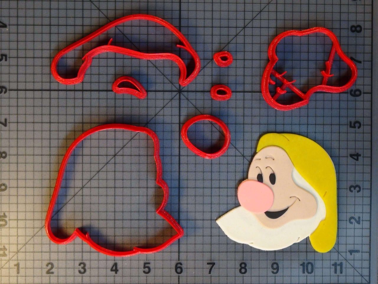 Snow White and the Seven Dwarfs - Sneezy 266-C529 Cookie Cutter Set
