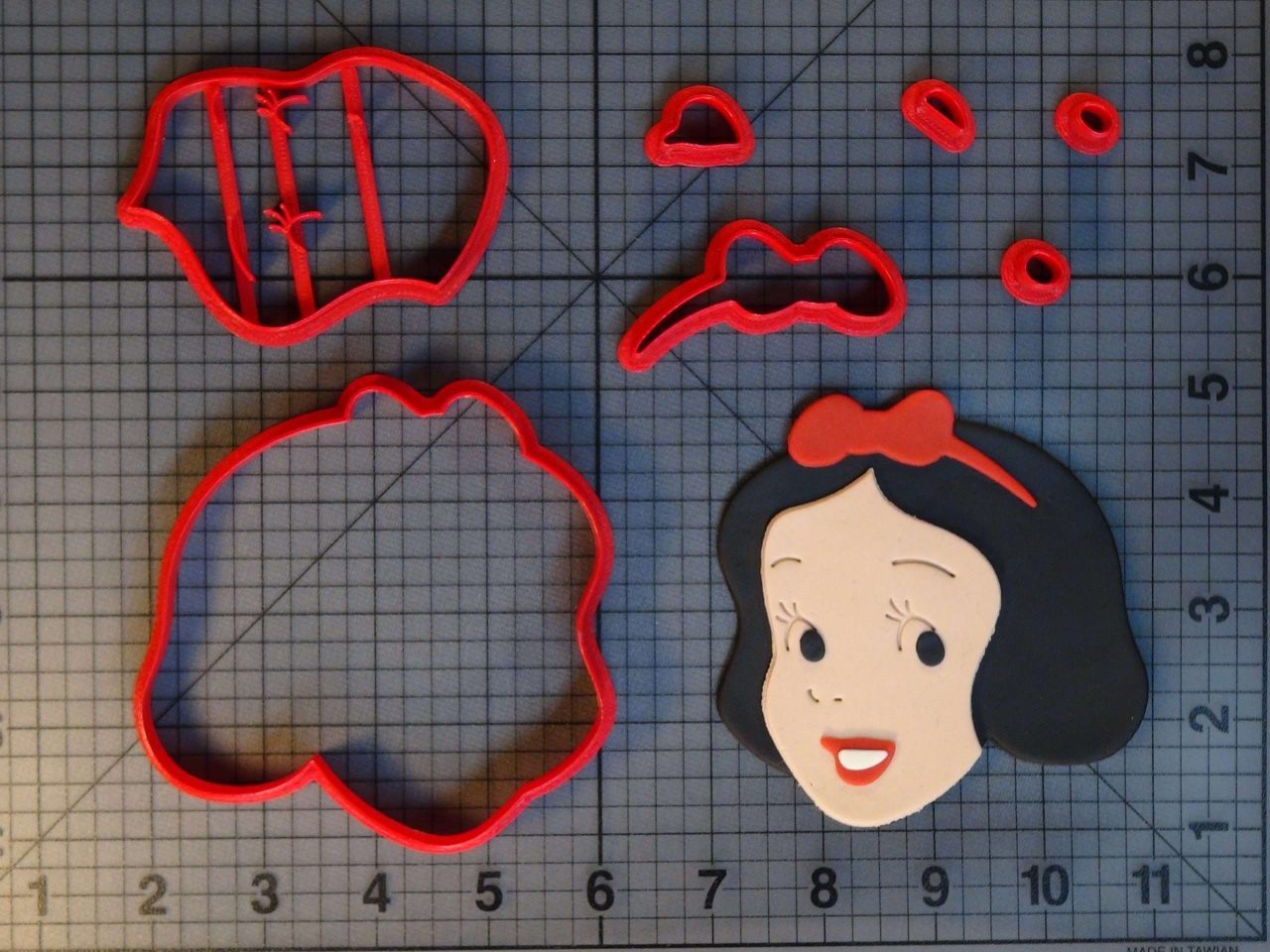 Snow White and the Seven Dwarfs - Snow White 266-C530 Cookie Cutter Set
